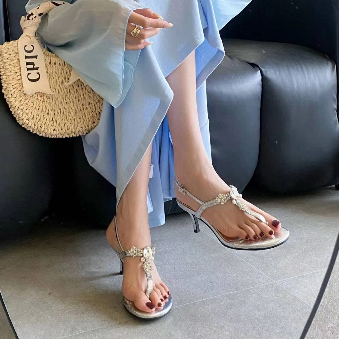 qihaoyouchai夏日清冷感！银色圆头夹趾凉鞋女夏季超仙绝美沙滩鞋