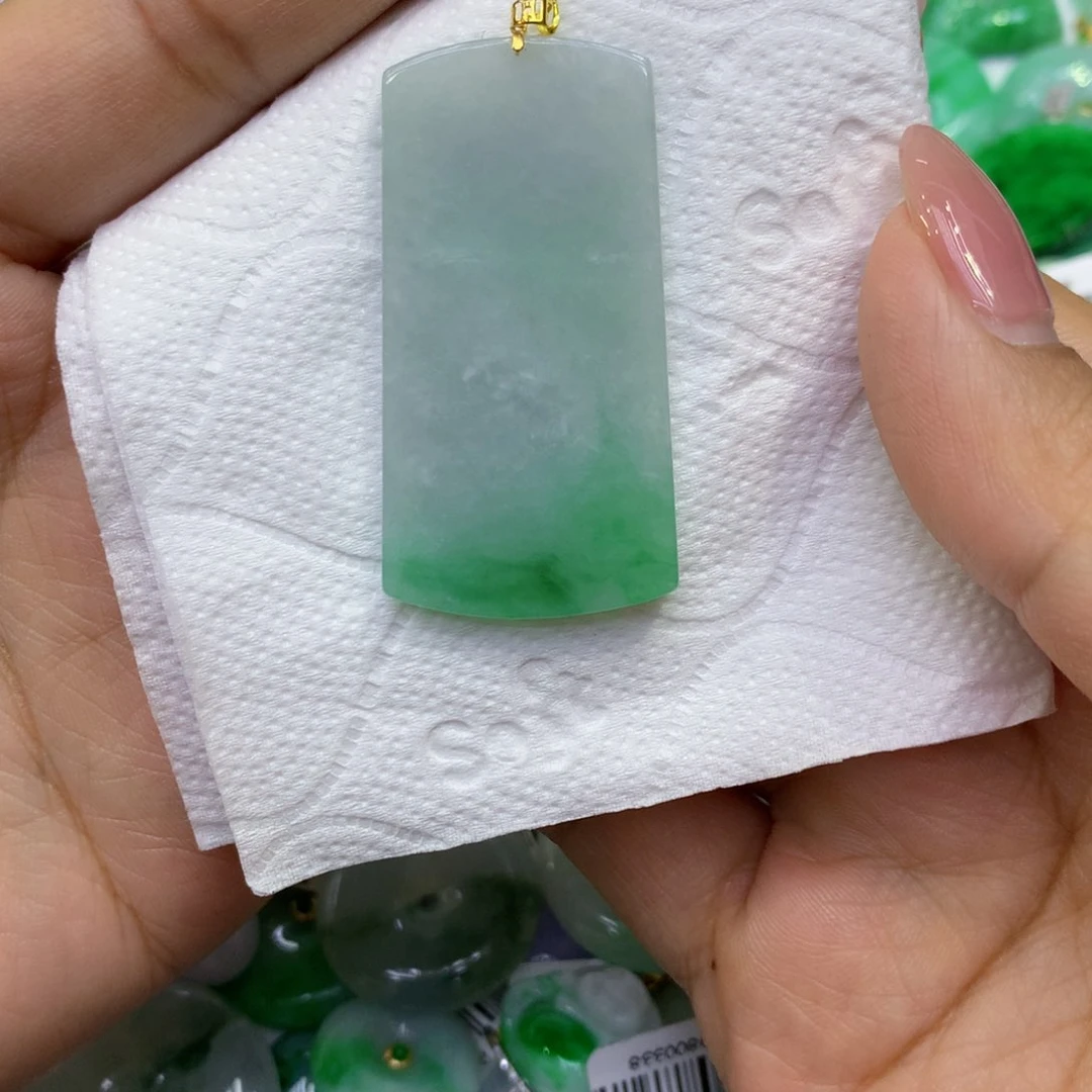 颈饰18K金镶嵌翡翠