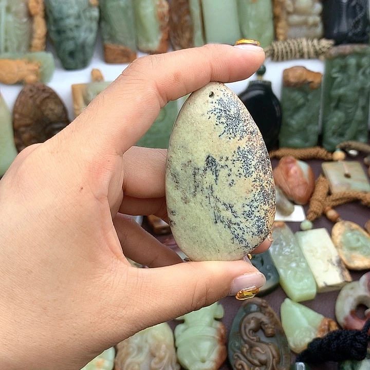 未镶嵌岫岩河磨玉（透闪石质玉）挂件