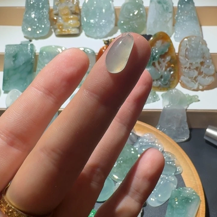 沉***.翡翠未镶嵌颈饰翡翠水滴手机挂
