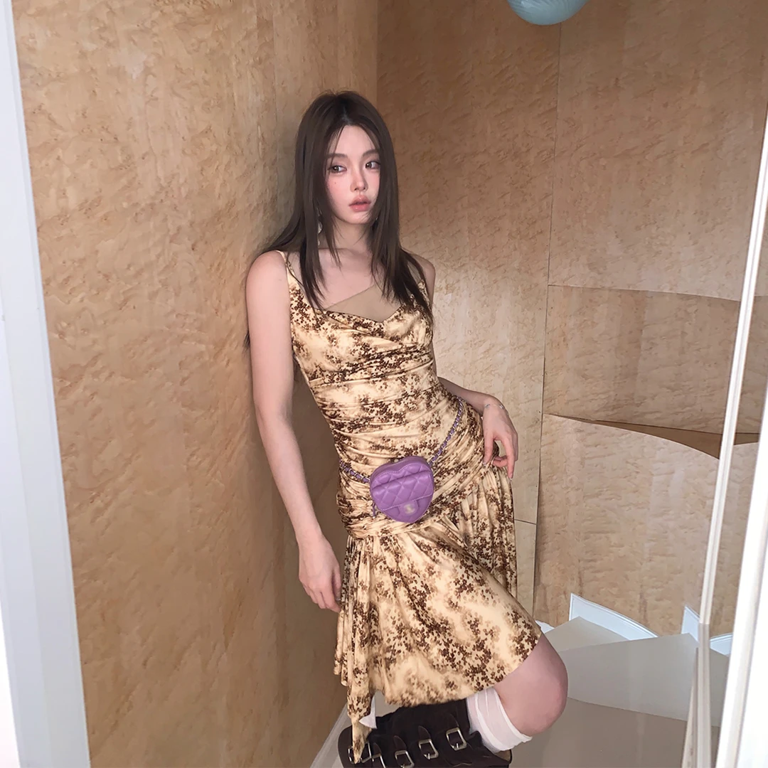 IUIU ONLINE 迷踪黄复古印花吊带裙收腰褶皱不规则下摆连衣裙女