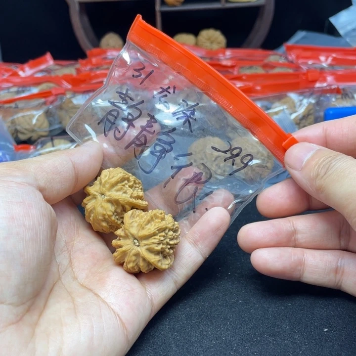 文玩核桃把件静***瑞龙珠