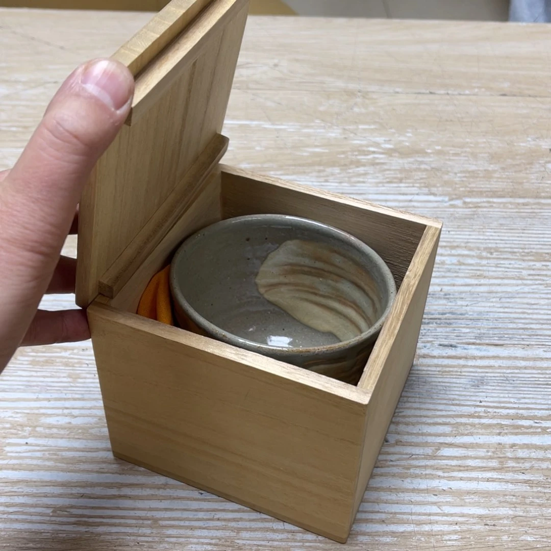 瓷片痞**周密密麻麻地排列着一个