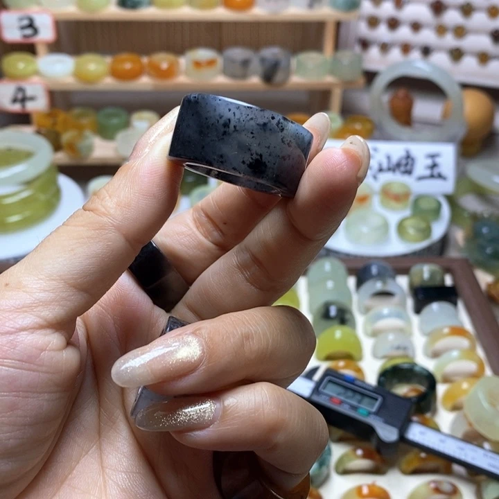 悲***喜未镶嵌蛇纹石玉戒指岫玉精品指环内径 22.3