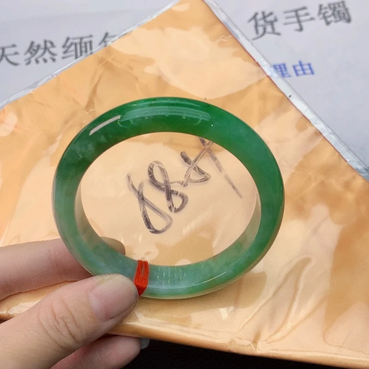 翡翠手镯未镶嵌翡翠手镯