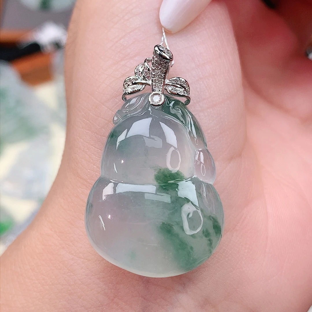 颈饰18K金镶嵌翡翠葫芦