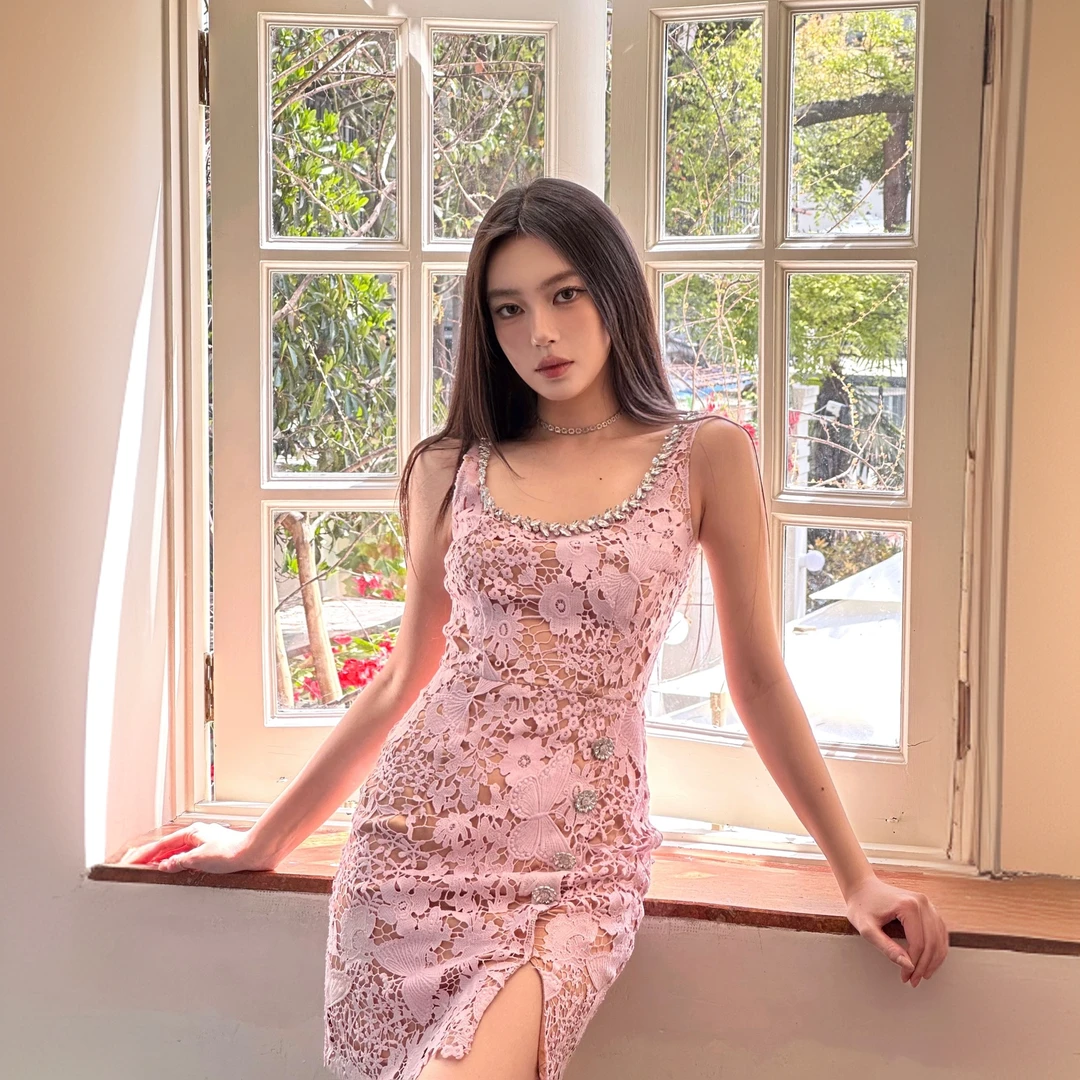 【爆款补单】bebe2025夏季新款女士开衩链条缀饰蕾丝连衣裙250045