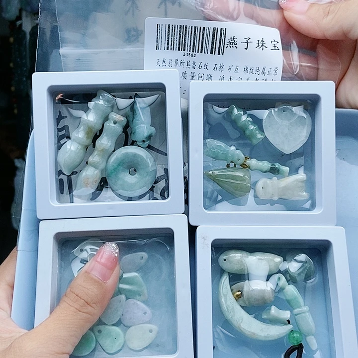 颈饰足铂镶嵌翡翠翡翠