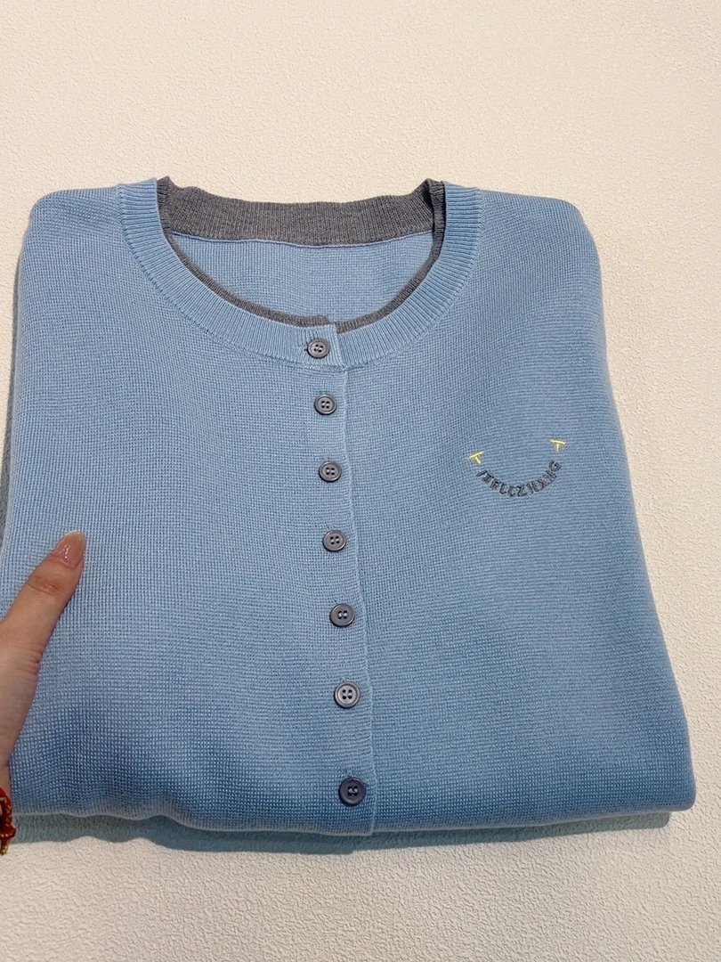 初秋家春季新款圆领单排扣字母刺绣针织衫灰领