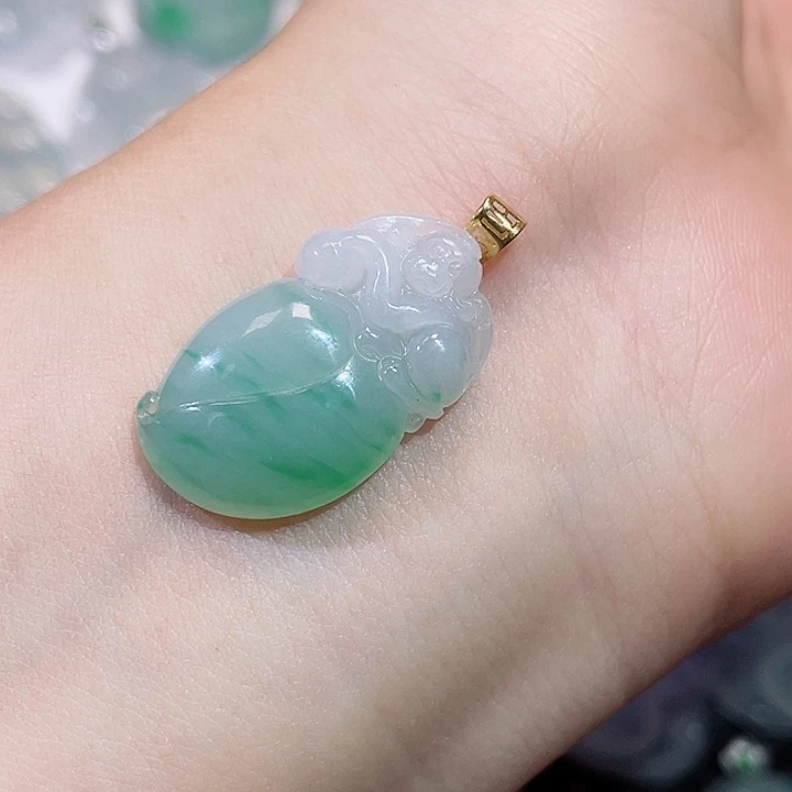 桃***子翡翠18K金镶嵌颈饰寿桃