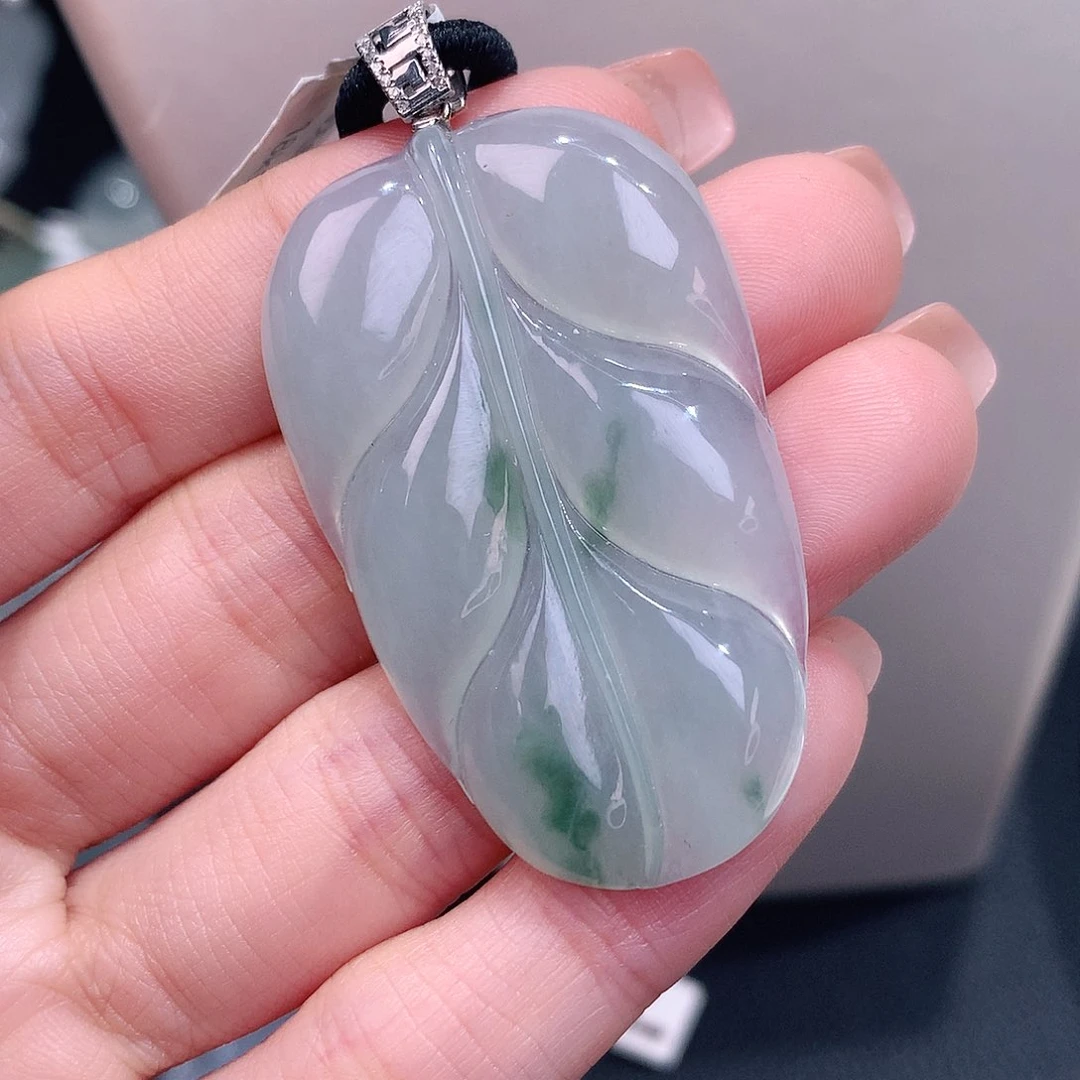 颈饰18K金镶嵌翡翠飘花大叶子