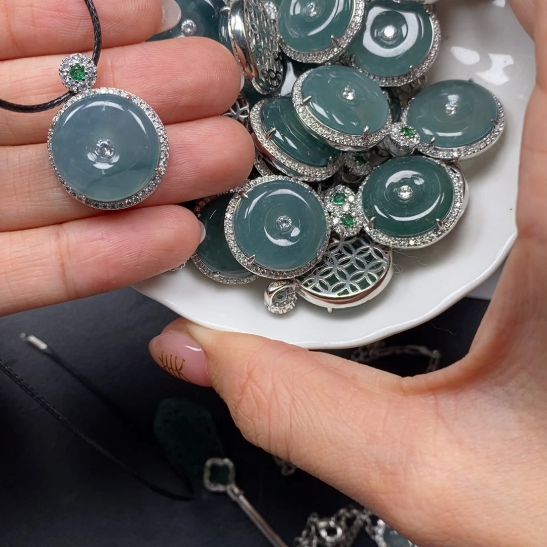 翡翠颈饰未镶嵌翡翠