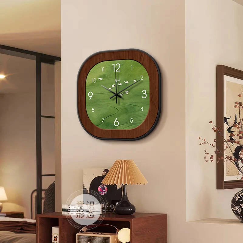 法式中古风客厅挂钟高级感复古绿色家用餐厅时钟挂墙2025新款钟表