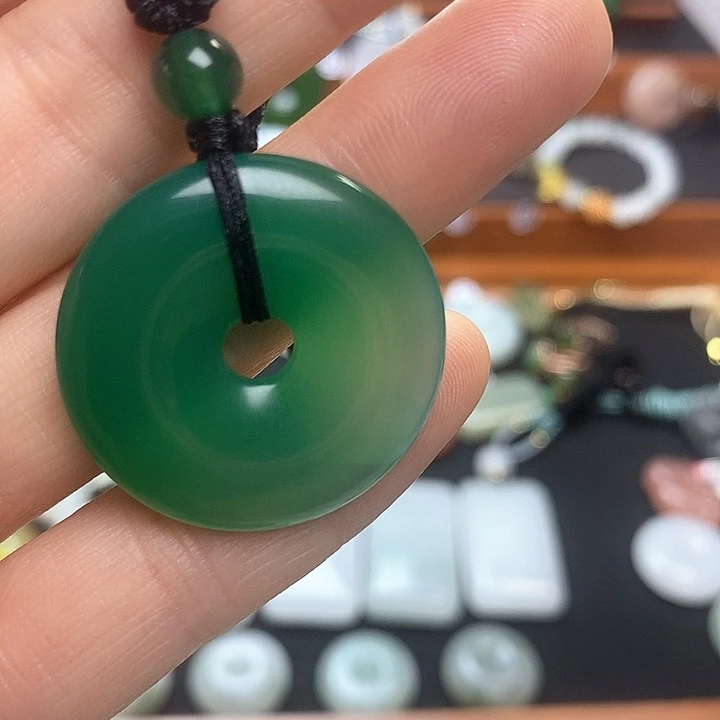 石英质玉颈饰合金念****。
