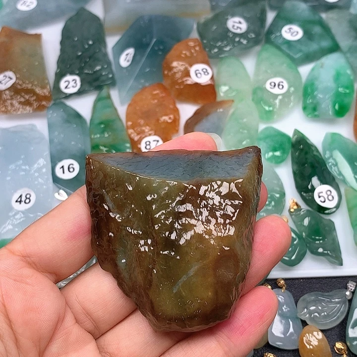 翡翠未镶嵌颈饰随型