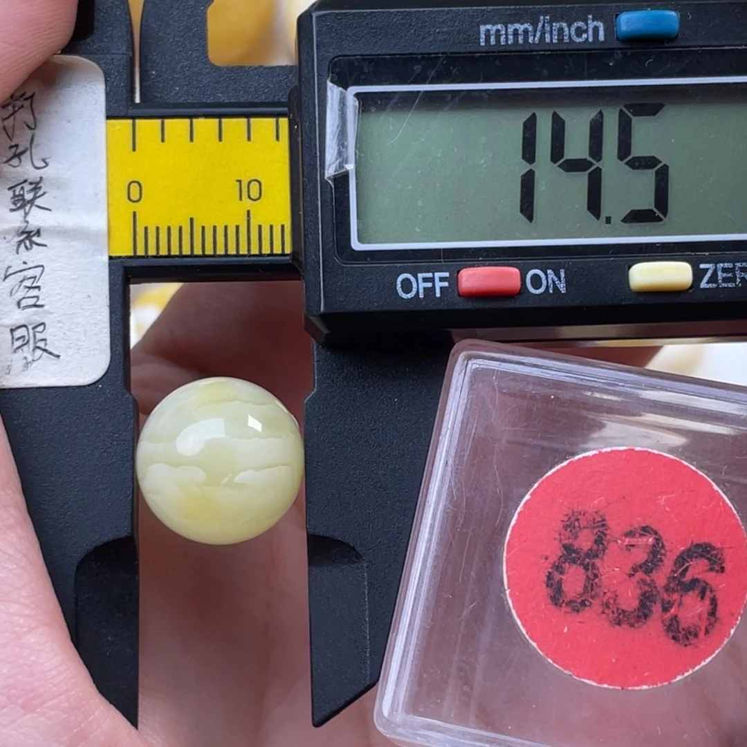 蜜蜡未镶嵌珠宝奇石