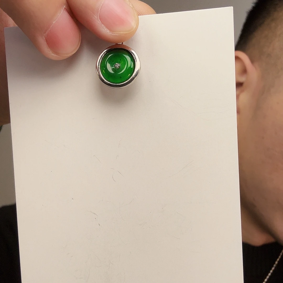 翡翠未镶嵌颈饰一件