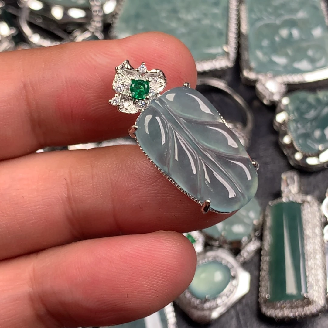 翡翠未镶嵌颈饰小叶子