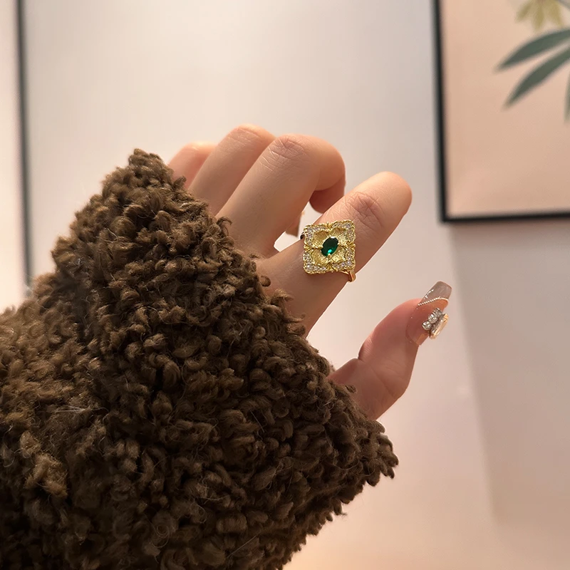 oushipei/欧诗佩 铜合金合成锆石戒指 小众复古绿钻菱形花朵戒指