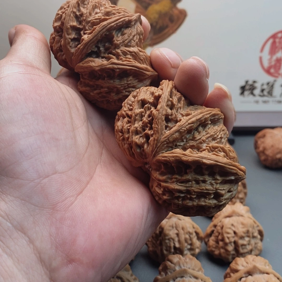 文玩核桃把件三叶虎头