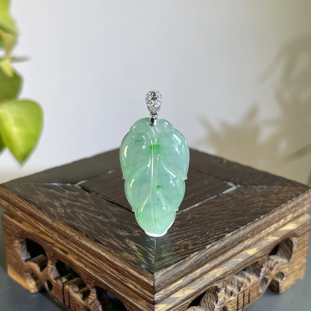 JGB23-159  天然缅甸A货翡翠 18K含钻扣头金枝玉叶