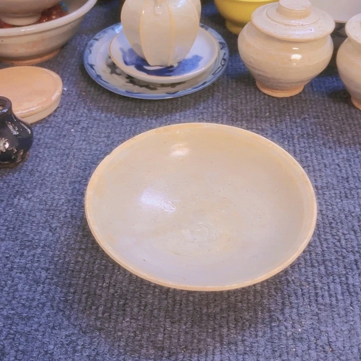 瓶青釉纹饰小茶碗一个