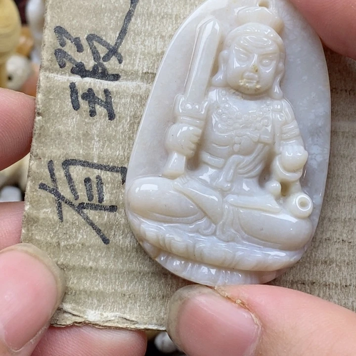 颈饰未镶嵌硅化珊瑚（珊瑚玉）三**头