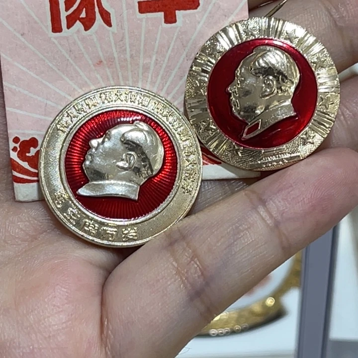 辉达利红色收藏纪念章