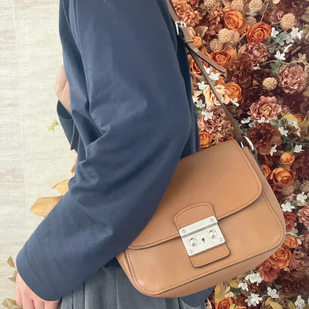 95新 MIU MIU/缪缪 【涛】99 0723 焦糖色猪鼻扣斜挎包