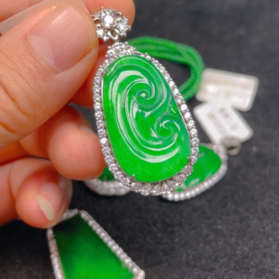 【闪购商品】颈饰银S925镶嵌翡翠吊坠