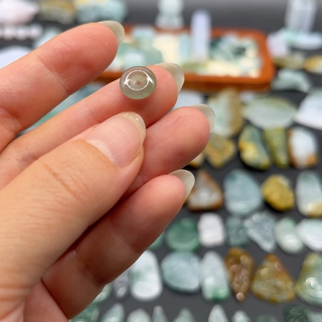 翡翠未镶嵌颈饰平安扣