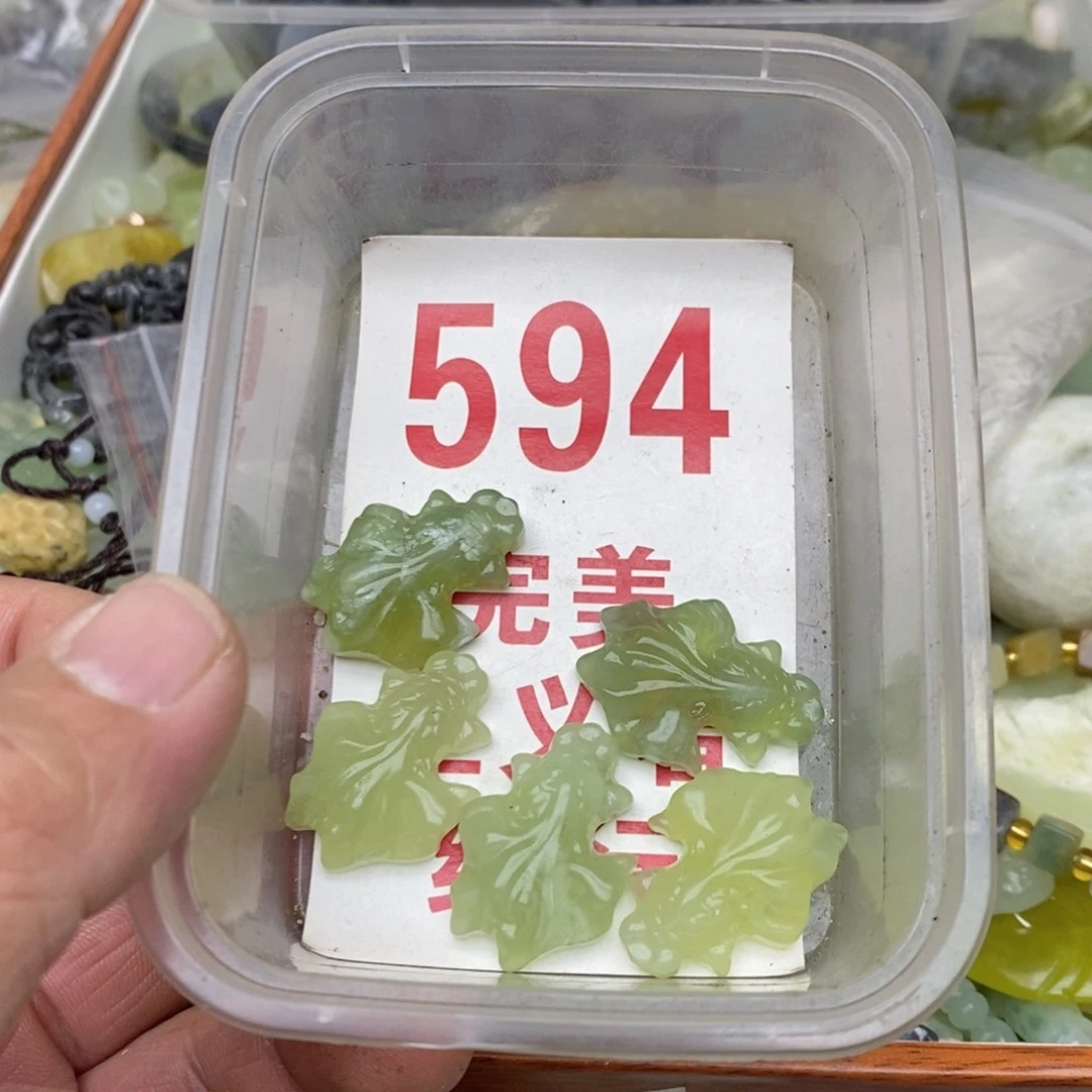 蛇纹石玉未镶嵌挂坠