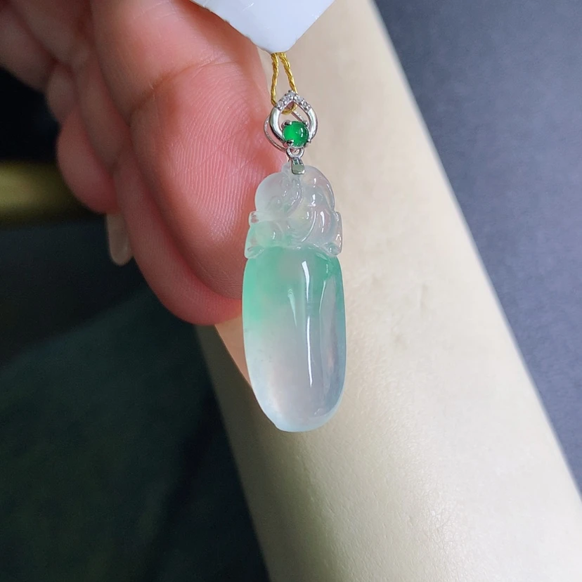 【闪购商品】翡翠颈饰18K金镶嵌福瓜