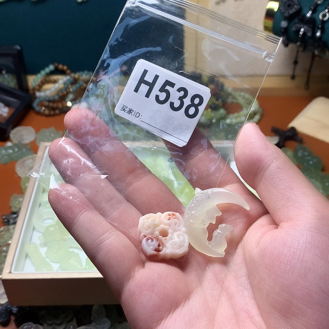 是***闹未镶嵌蛇纹石玉颈饰