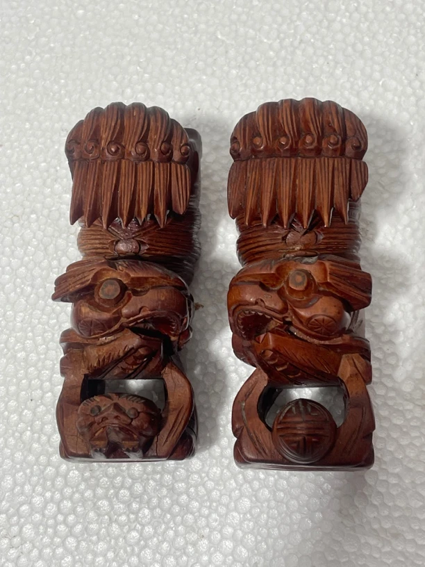 一对漂亮的倒挂狮子，雕工精美，摆设佳品。