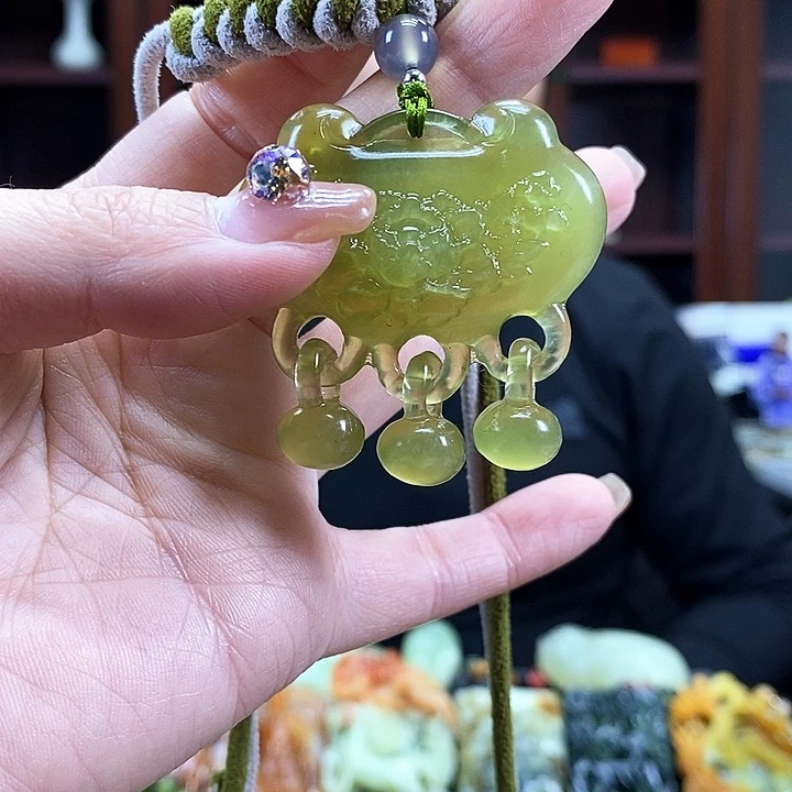 蛇纹石玉吊坠未镶嵌