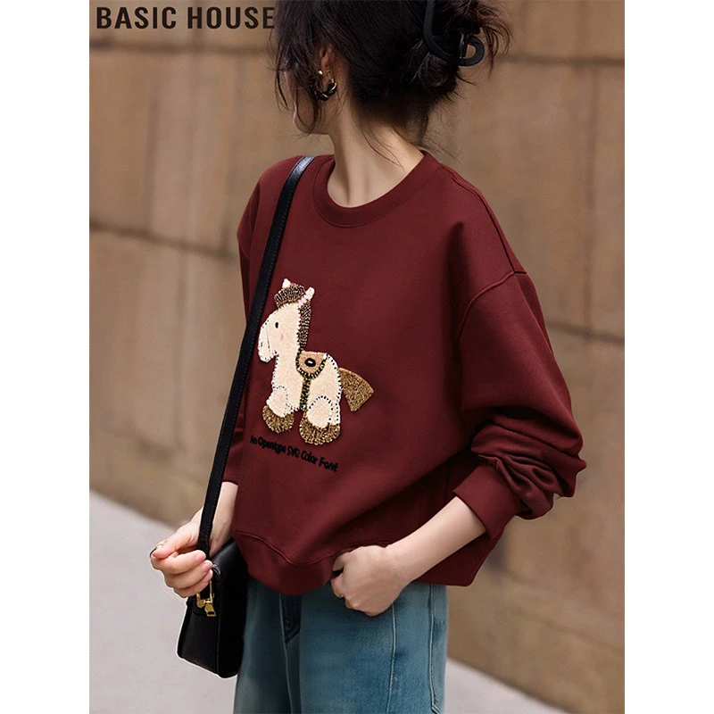 Basic House/百家好马年红色圆领卫衣时尚刺绣宽松上衣女2025冬季