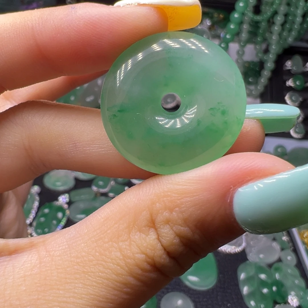 石英质玉（非洲翠）未镶嵌颈饰