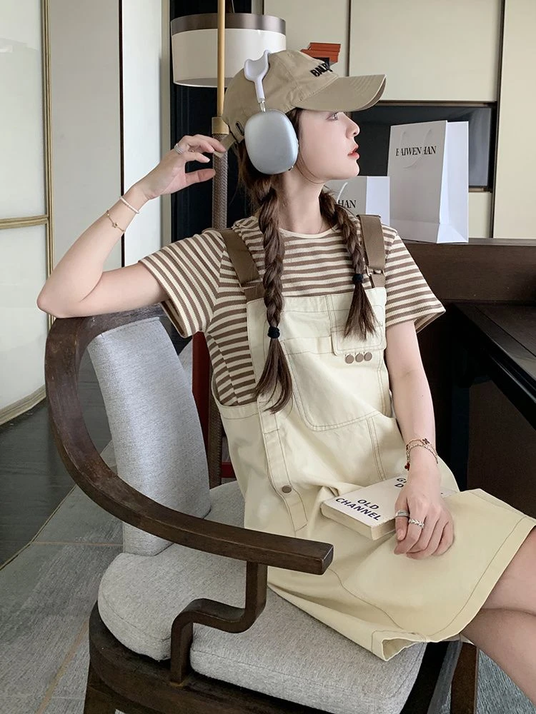 大码卡其色工装背带连衣裙女夏季新款洋气减龄条纹T恤休闲两件套