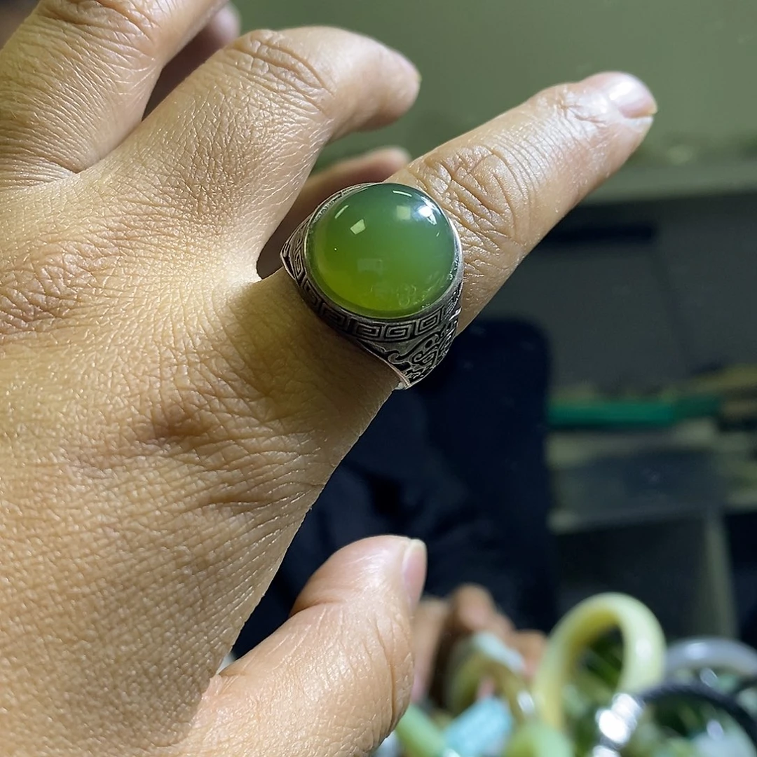 岫玉未镶嵌戒指一个