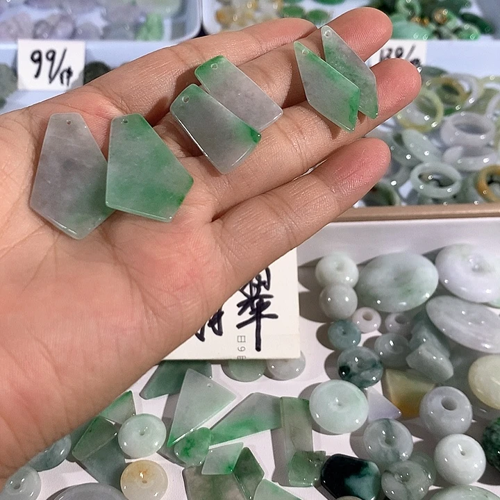 胜***唯颈饰未镶嵌翡翠小吊坠