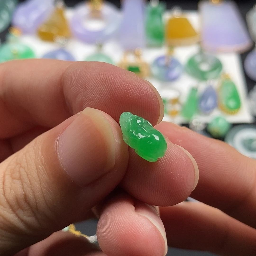 小***嘛翡翠未镶嵌颈饰翡翠