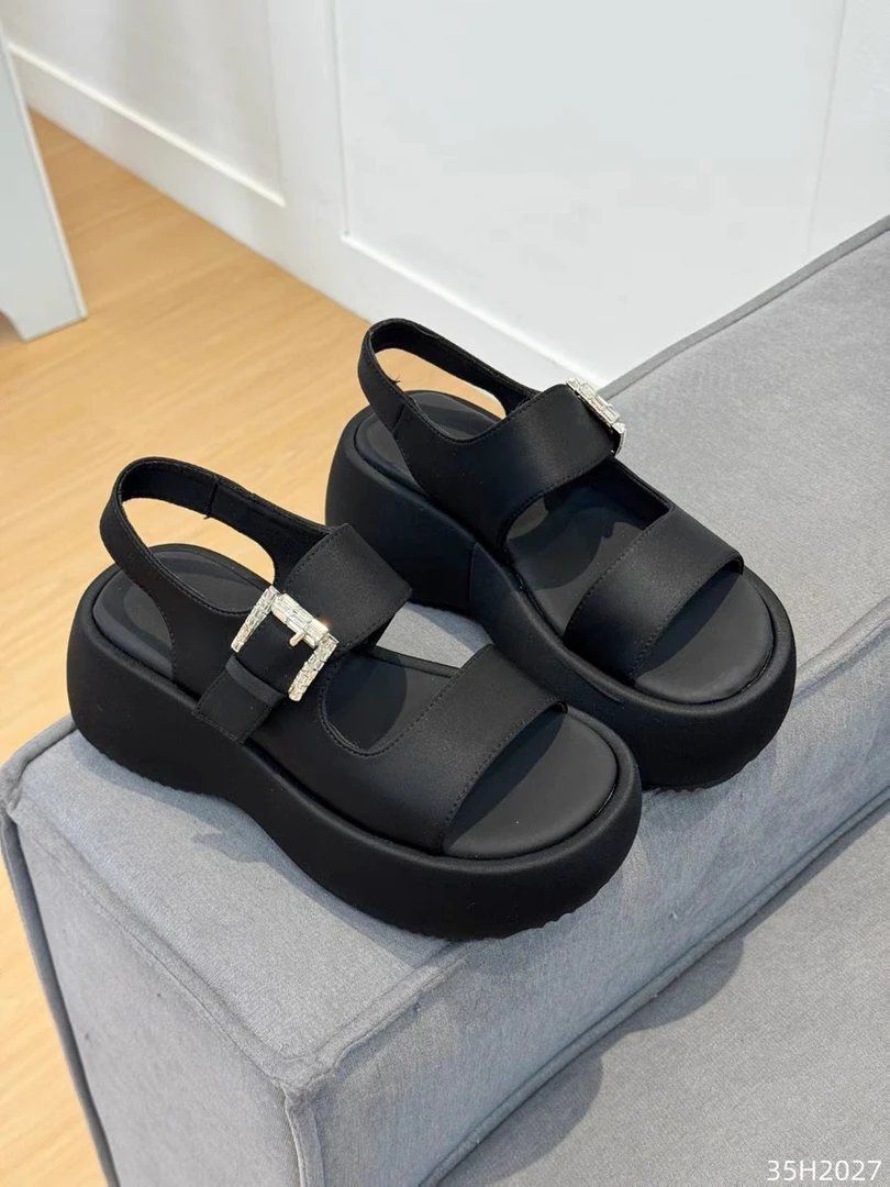 【SiSi】新疆包邮欧洲站2025夏款一字带松糕踩屎感运动休闲凉鞋女