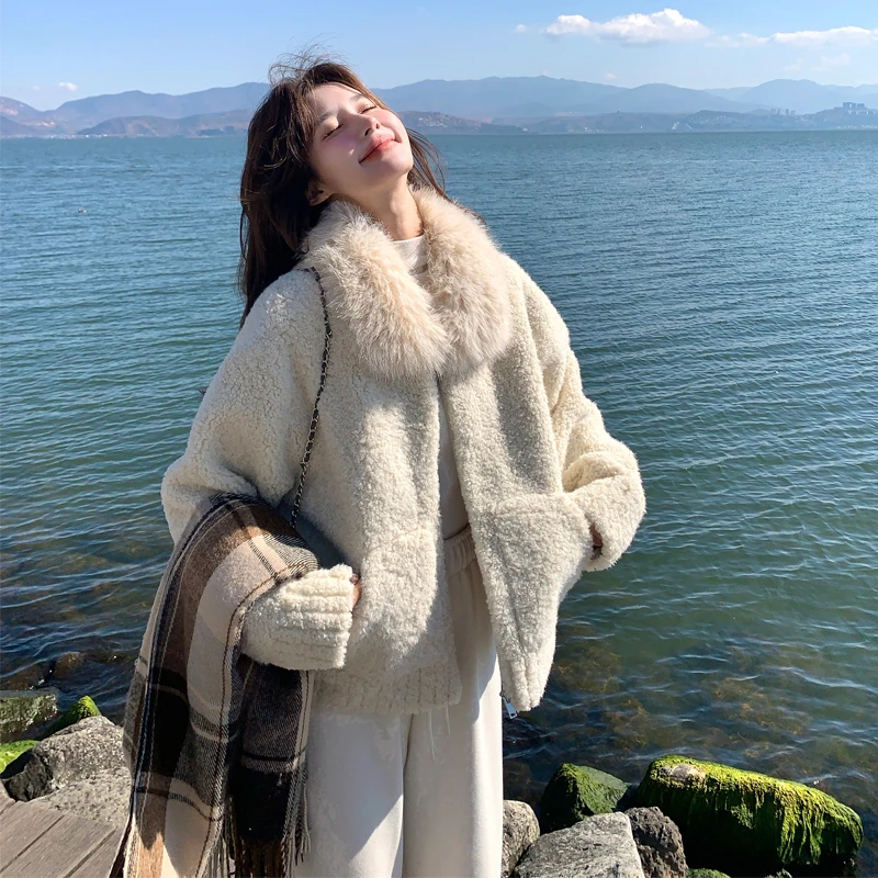 米白色奶糯糯环保羊羔绒皮毛一体外套女2025冬设计感好看毛毛棉服