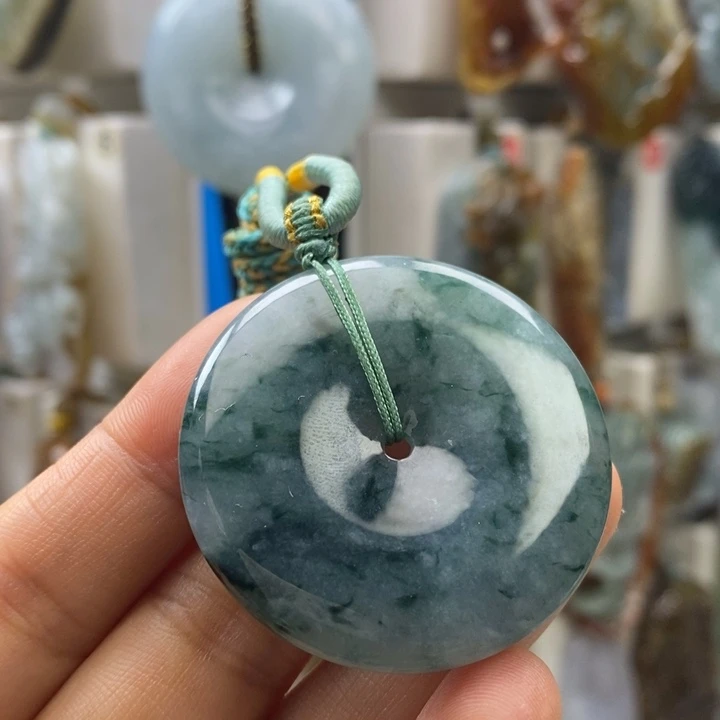 翡翠未镶嵌颈饰好