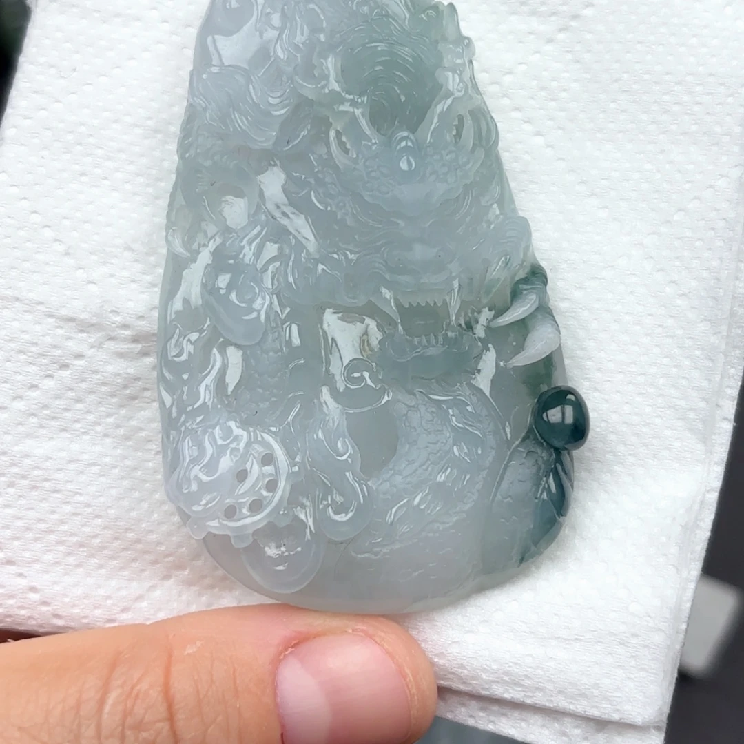 翡翠未镶嵌颈饰龙