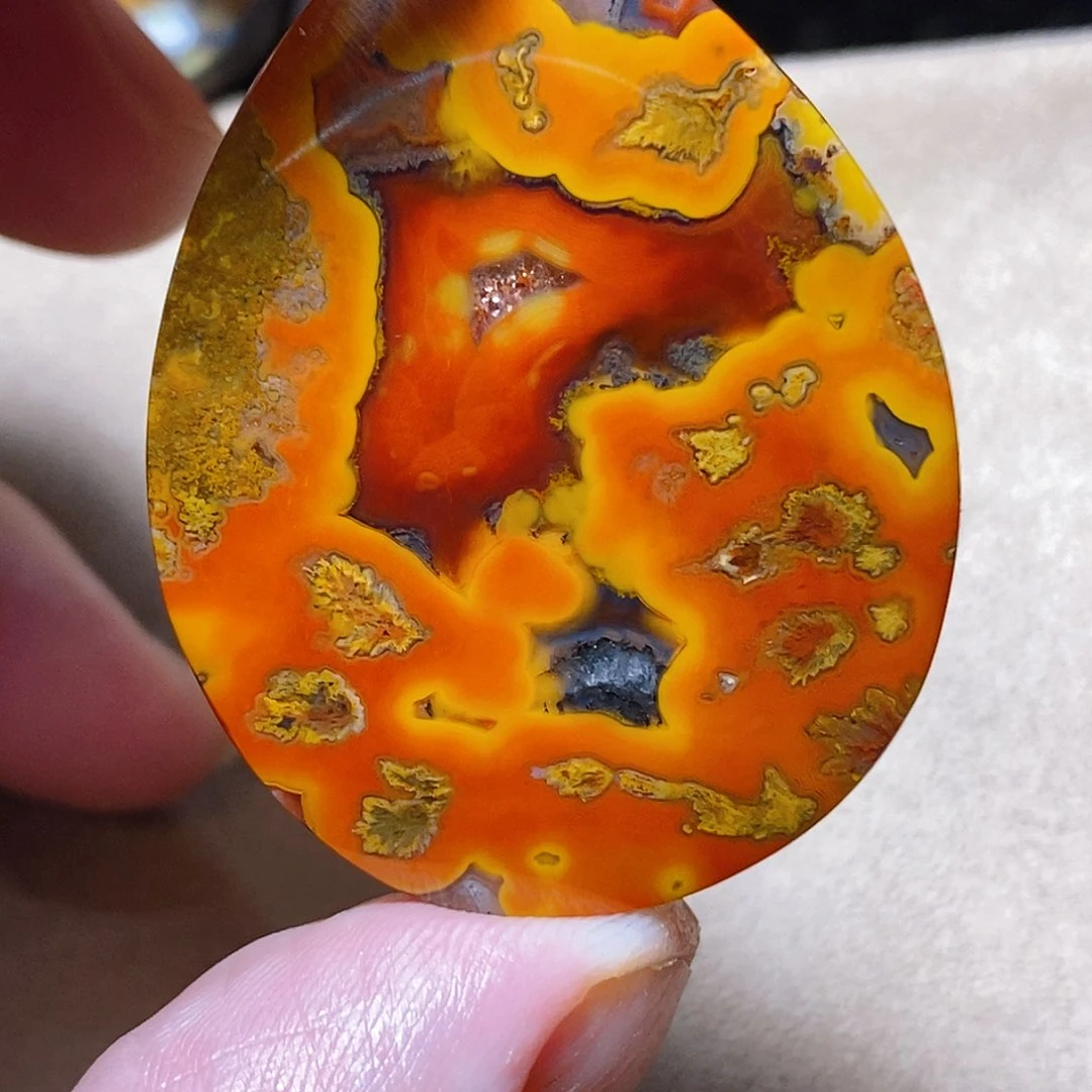 未镶嵌颈饰玛瑙/玉髓苏*