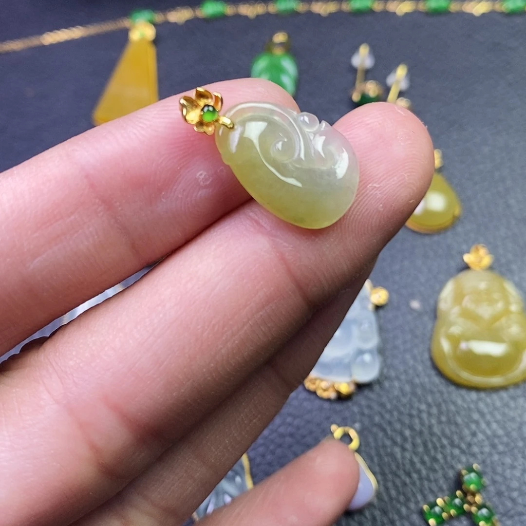 颈饰18K金镶嵌翡翠