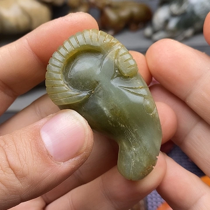 未镶嵌蛇纹石玉颈饰