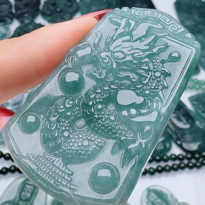 翡翠未镶嵌颈饰多样性发其一